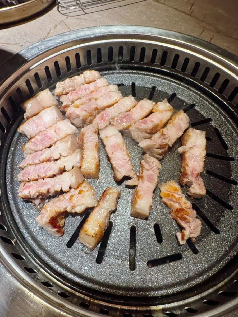 육즙 가득한 숙성 오겹살 구이