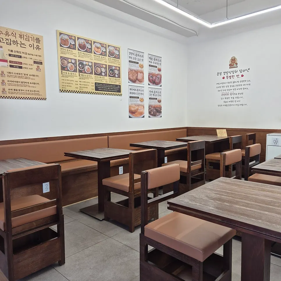 Two-person table inside Onjeong Gyeongyangsikdang Sanbon Academy District Branch