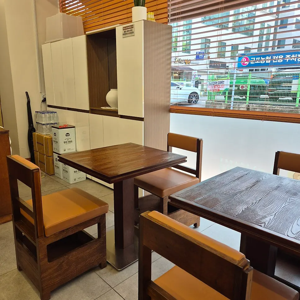 Interior of the newly opened Onjeong Gyeongyangsikdang location