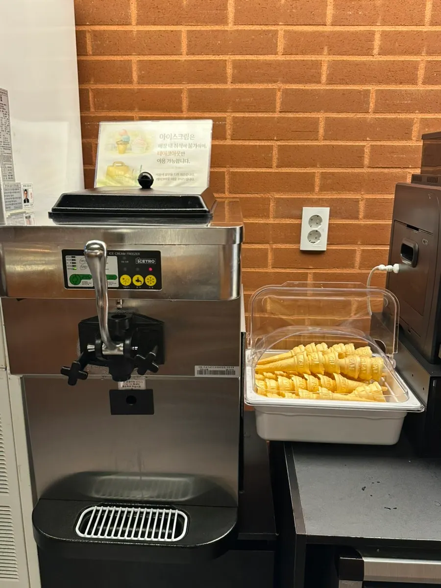 Rincón de helado y café en la barra de autoservicio