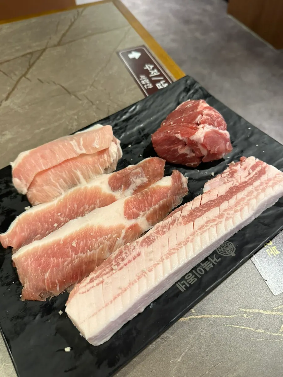 Plato con los cuatro cortes crudos del set para dos de 500g