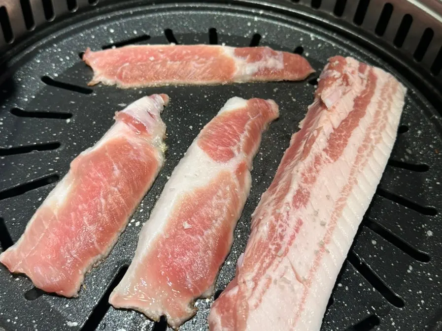 Mezcla de setas servida junto con la carne