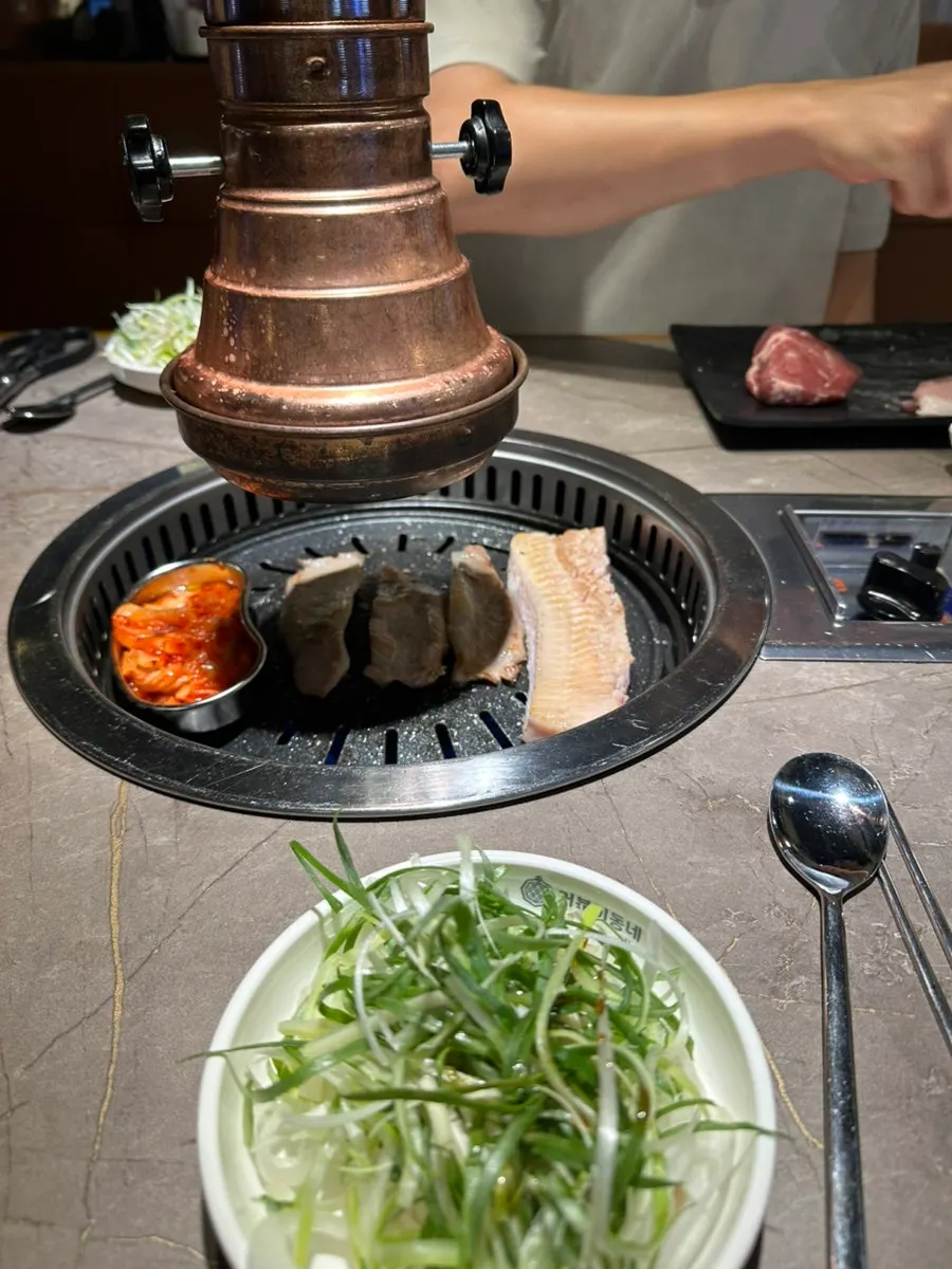 Carne cruda y setas sobre la parrilla