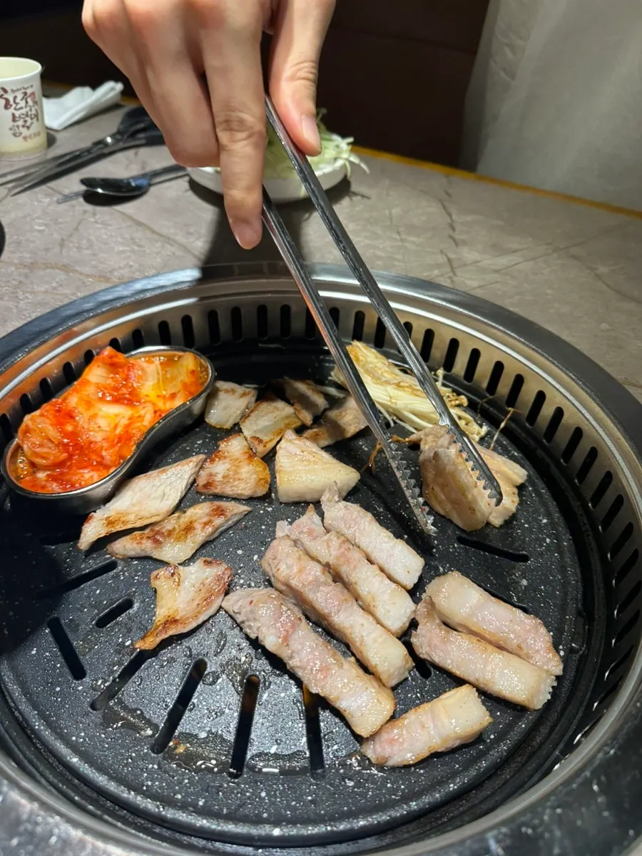 Carne dorándose en la parrilla