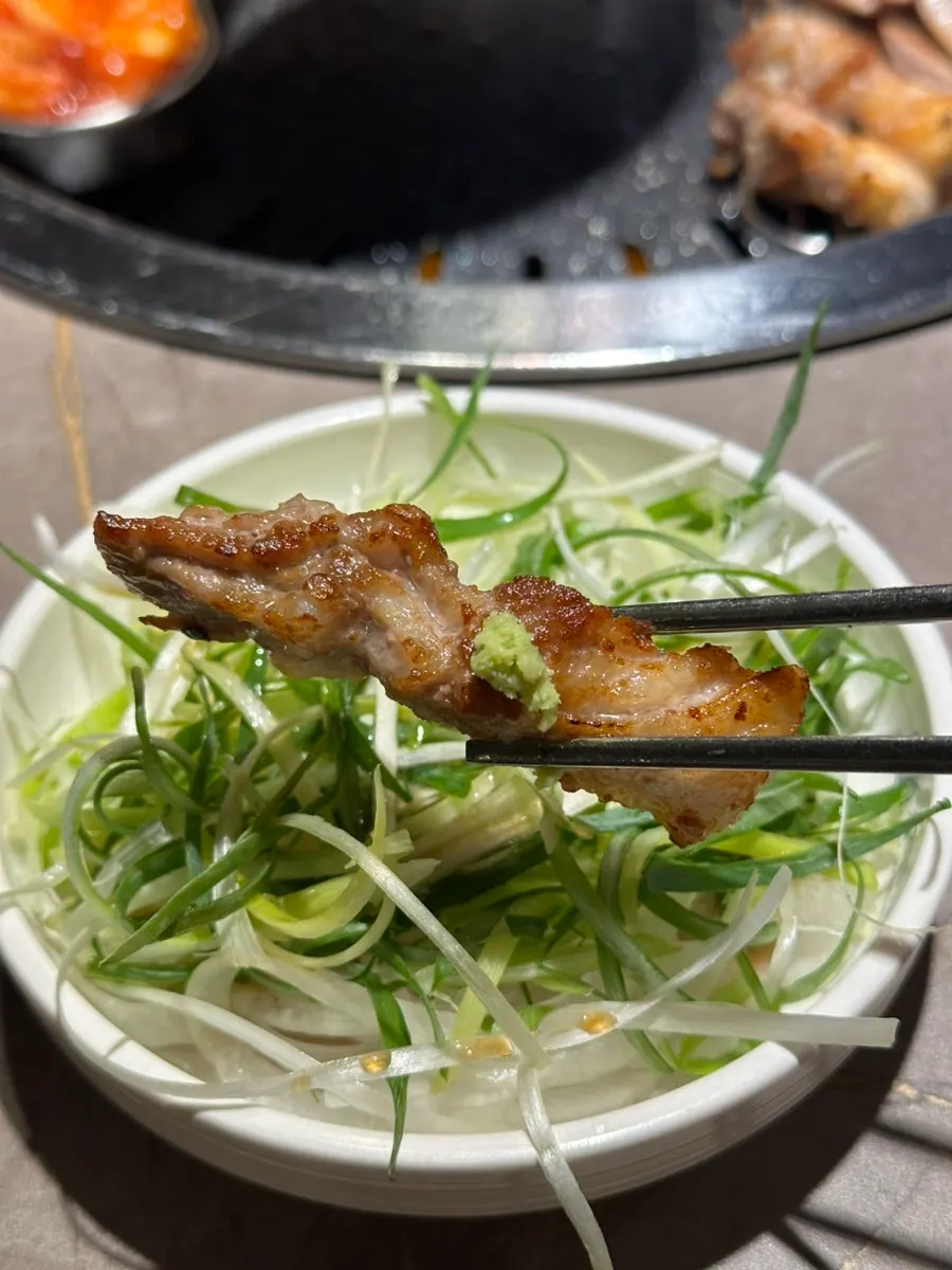 Trozo de samgyeopsal asado mostrando su jugo