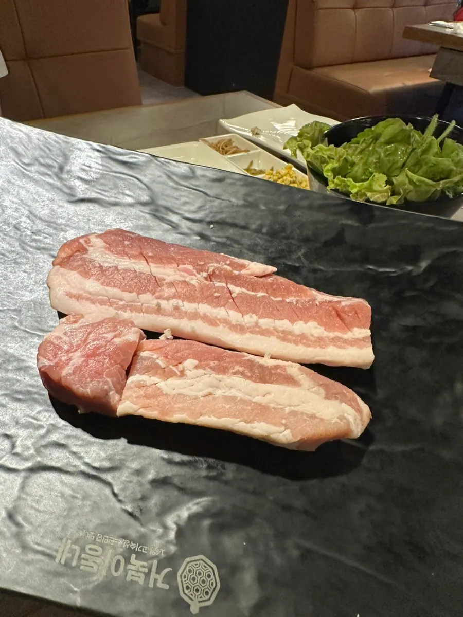 Plato de samgyeopsal crudo pedido como extra
