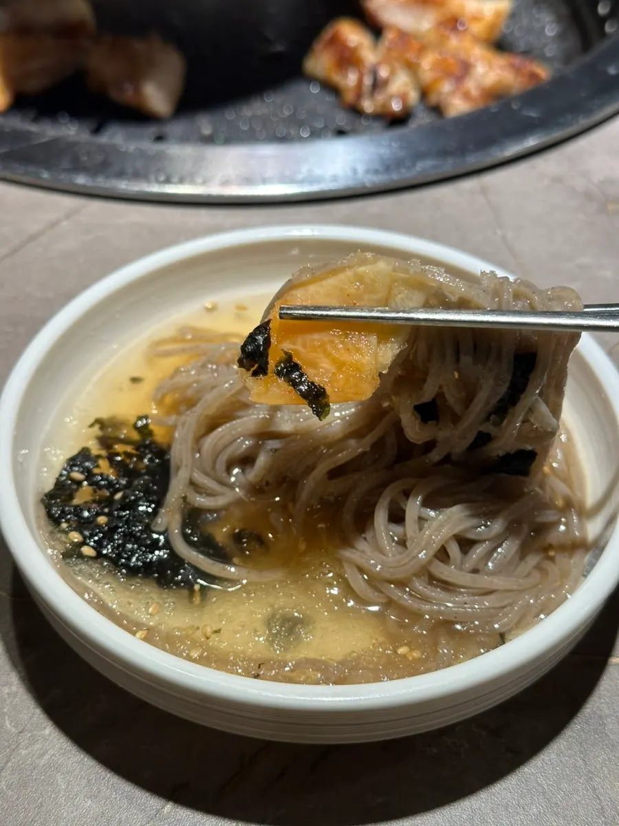 Mak guksu con hielo picado flotando