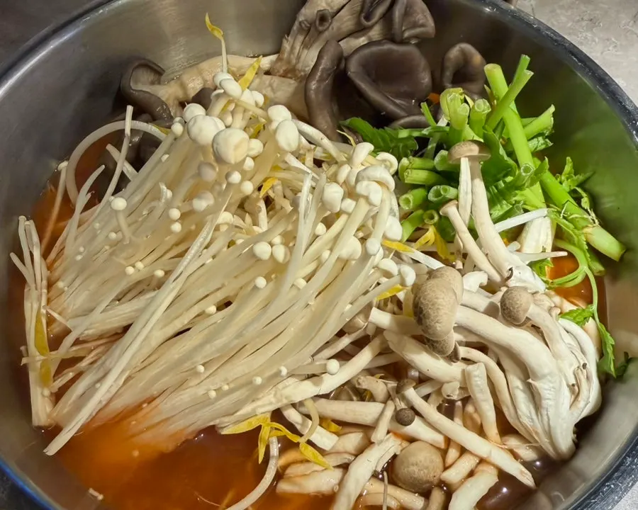 Shabu-shabu with water dropwort and mushrooms added