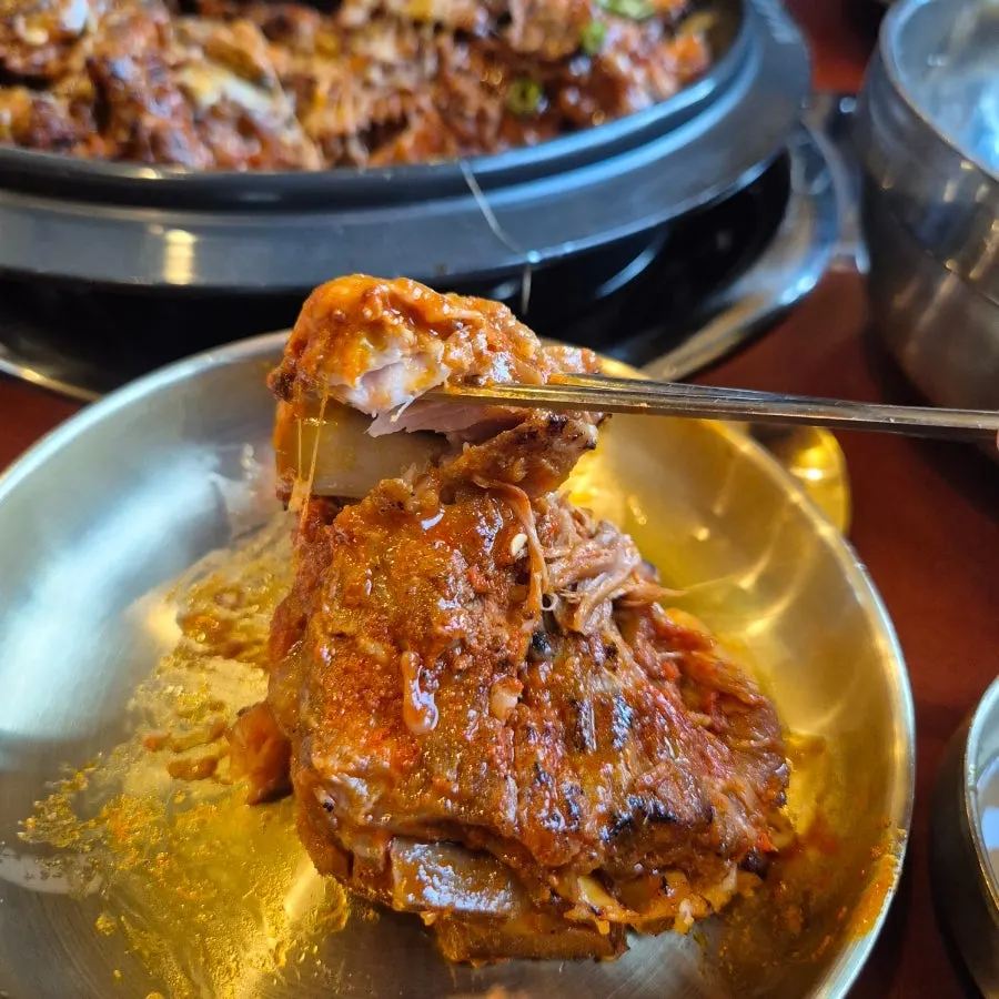 Plenty of cheese and pork bone left even near the end