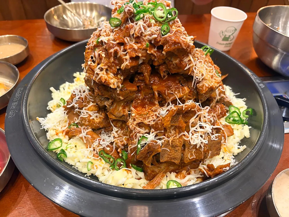 Cheese spicy grilled pork bones piled high with cheese