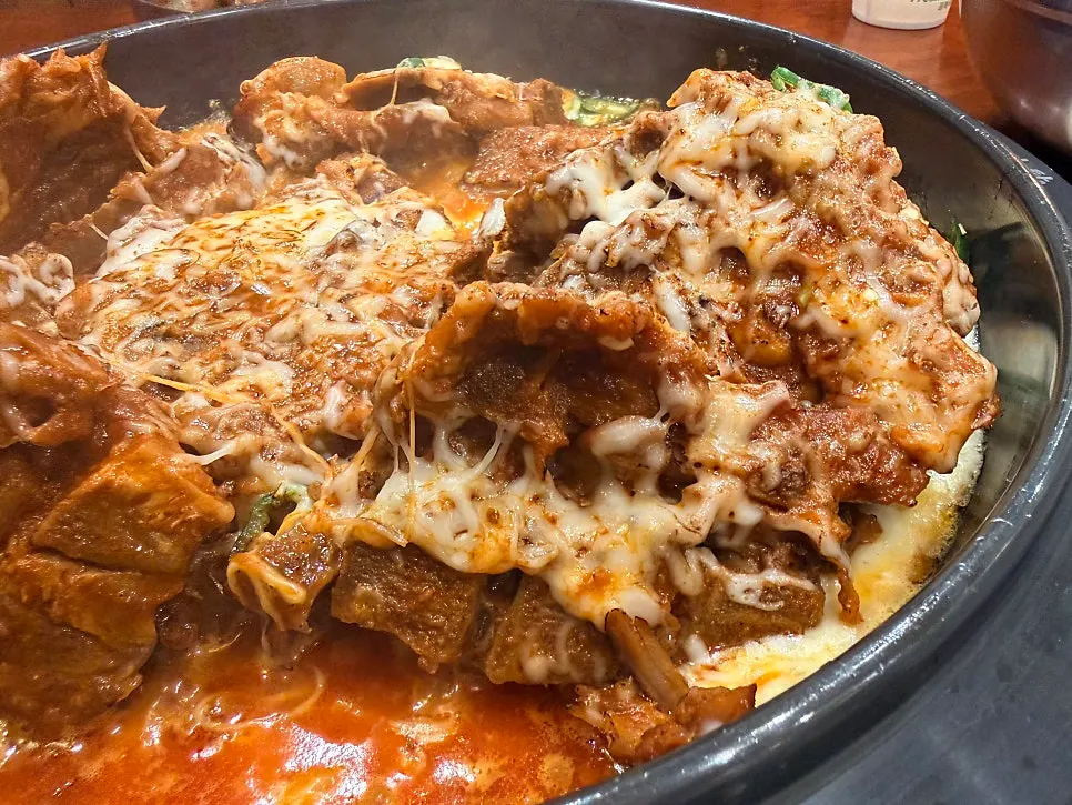 The finished cheese spicy grilled pork bones dish