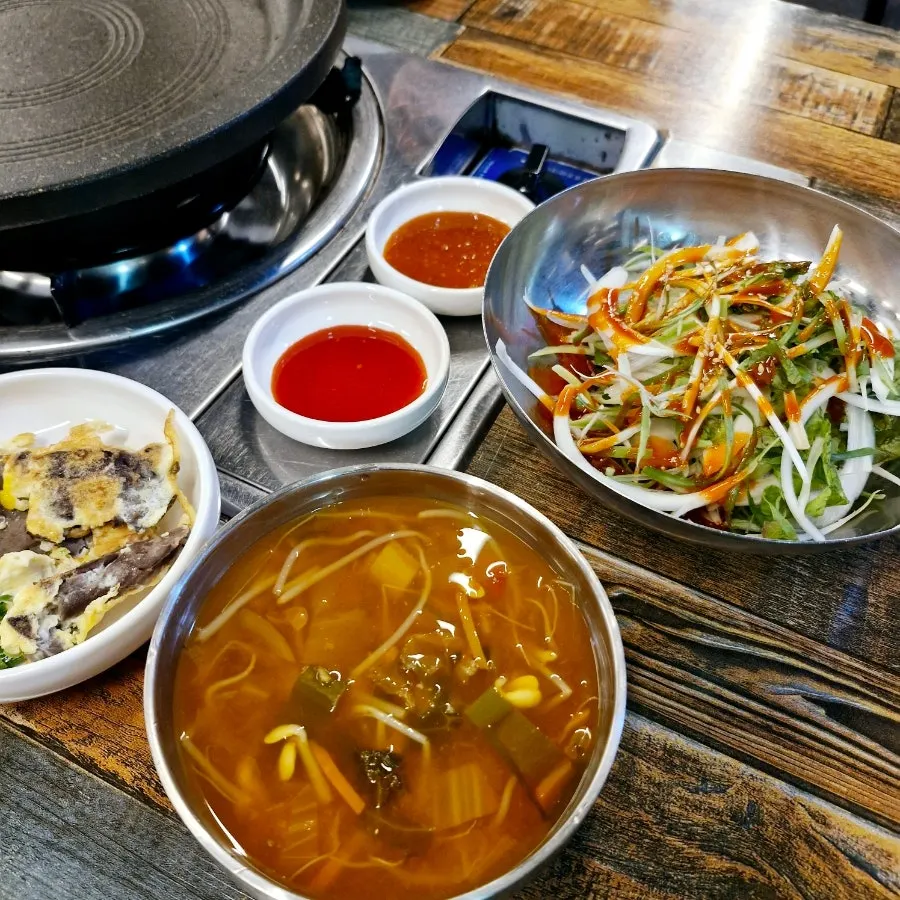 Raw liver and cheonyeop side dishes