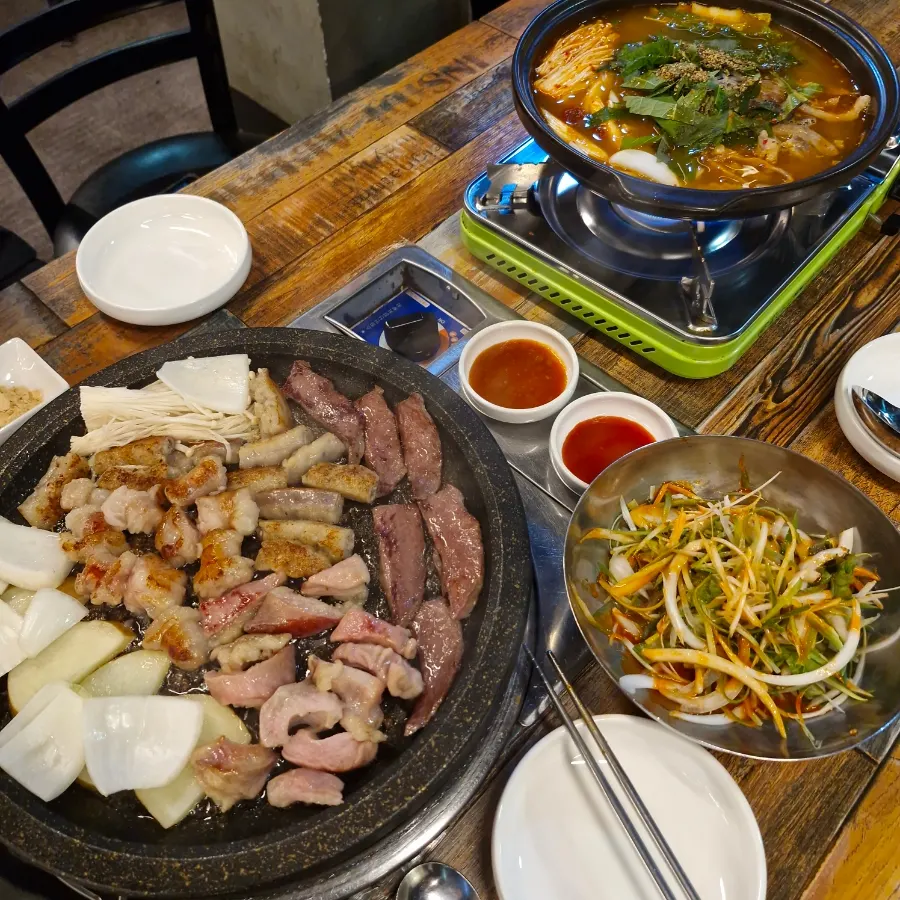 Gopchang hot pot eaten with rice