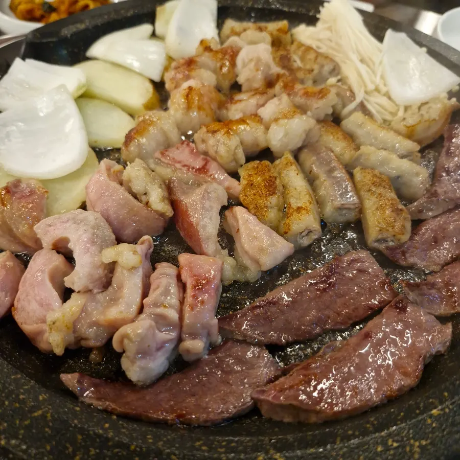 Finishing a meal at Makchang Ilbeonji in Gunsan
