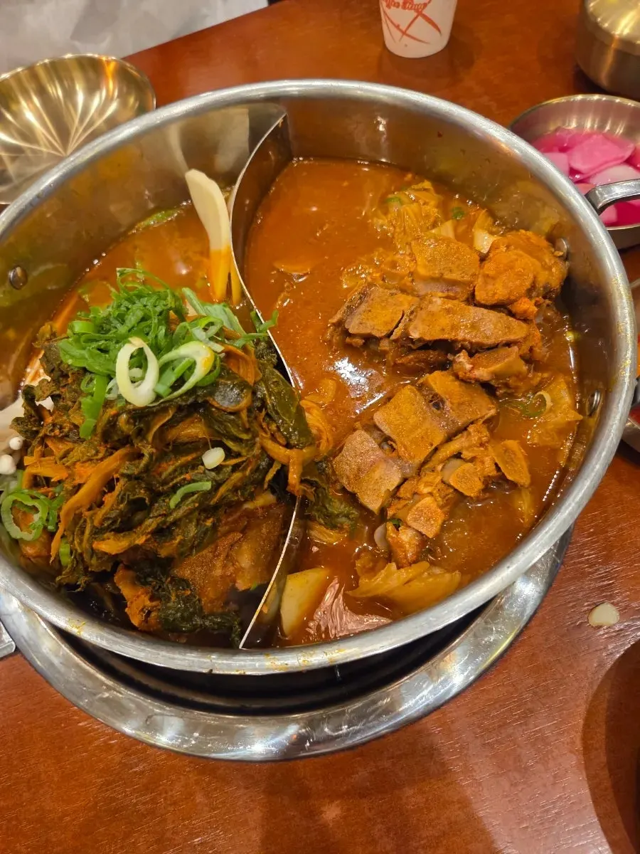 The owner trimming mukeunji and siraegi with scissors
