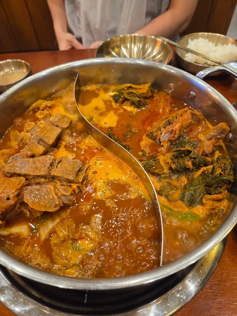 A pot with trimmed siraegi and pork bone meat