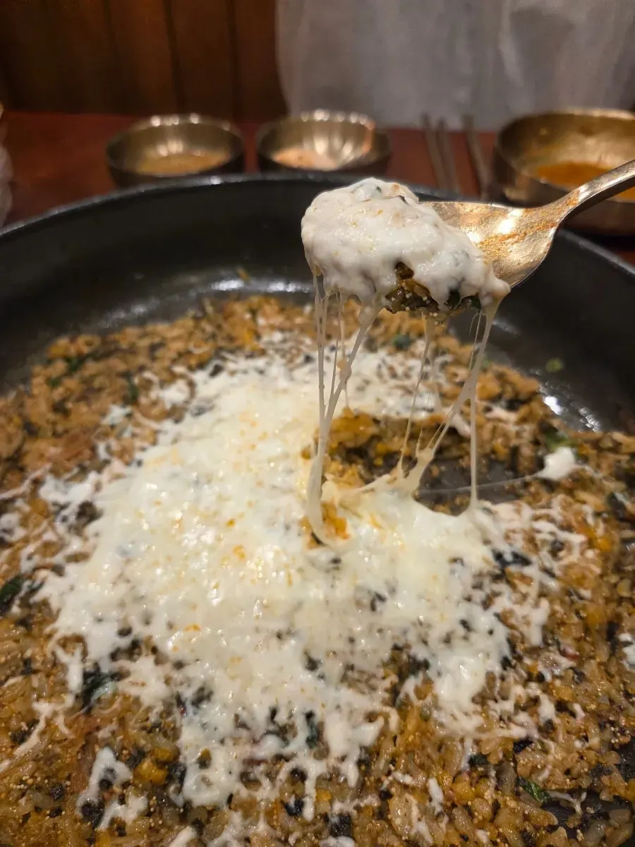 Finished cheese fried rice topped with melted cheese