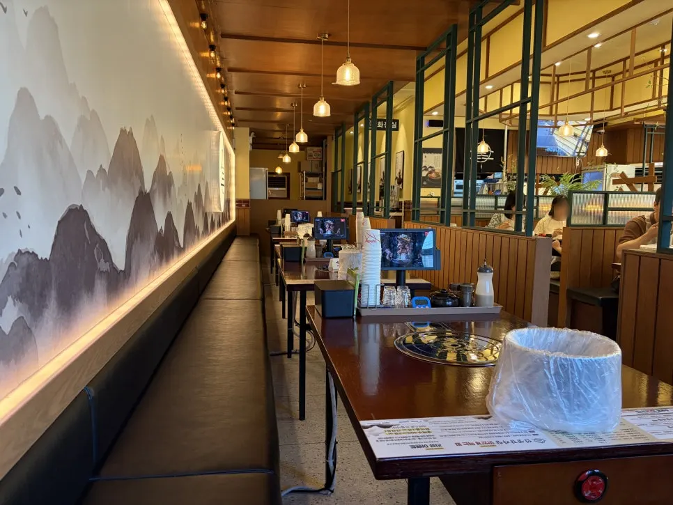 ウッドトーンの店内の広い座席