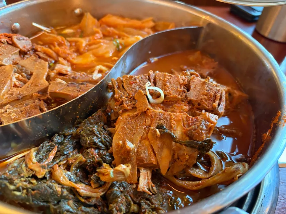 Medium-spice half-and-half gamjatang broth