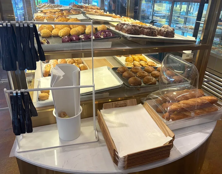 Bread corner with trays and tongs