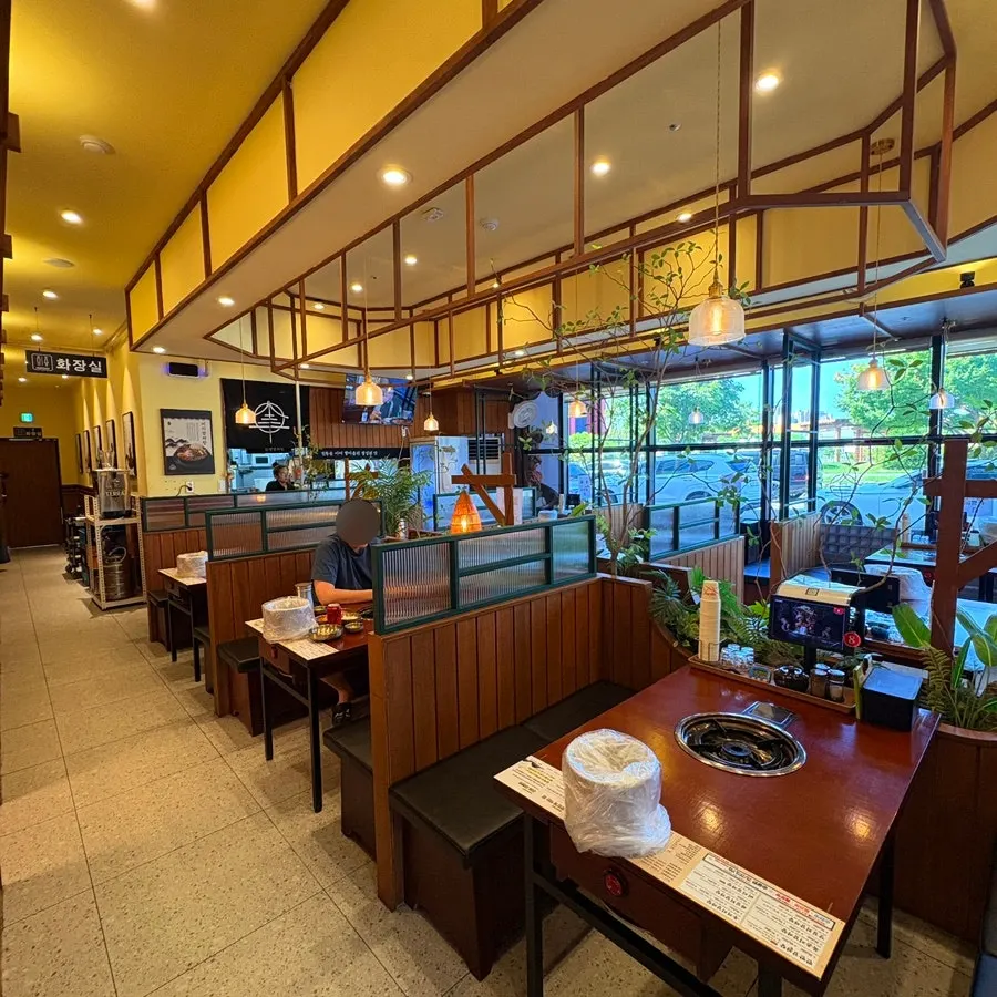 Restaurant table layout with wide spacing