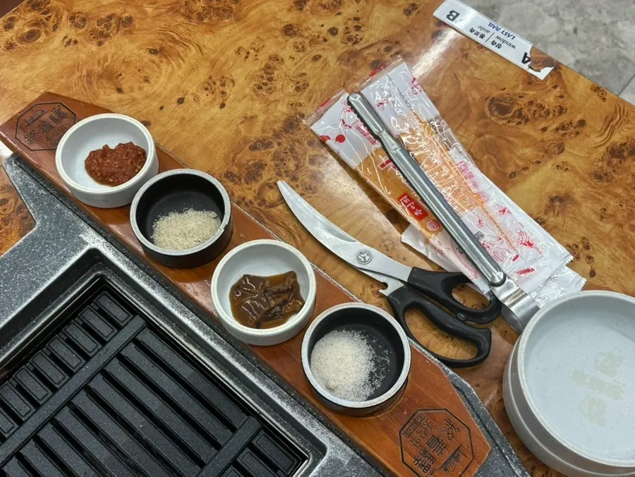 두툼한 뭉텅 소금구이 고기 접시