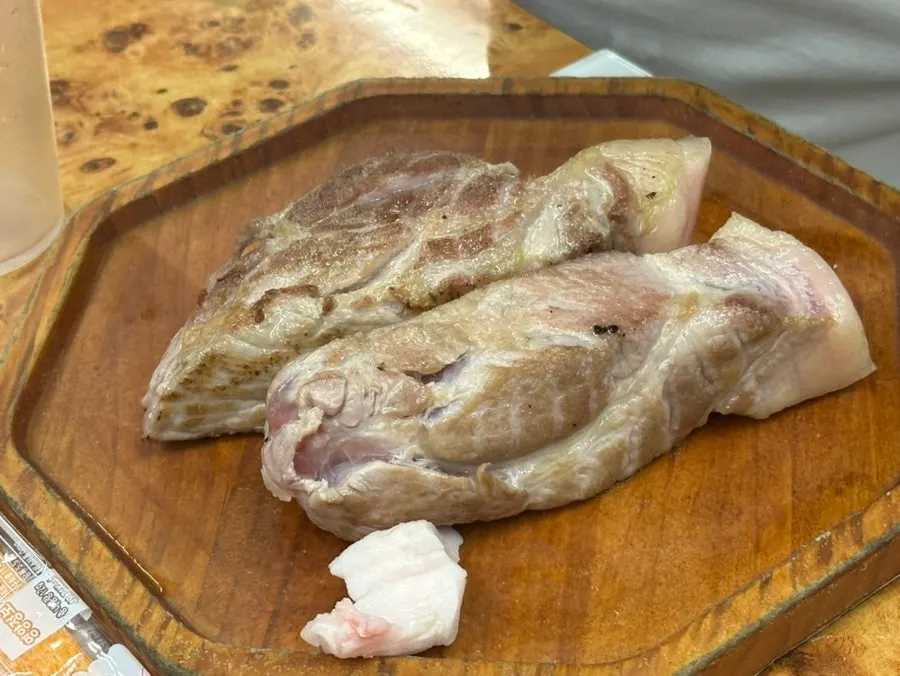 테이블에 세팅된 수저와 반찬