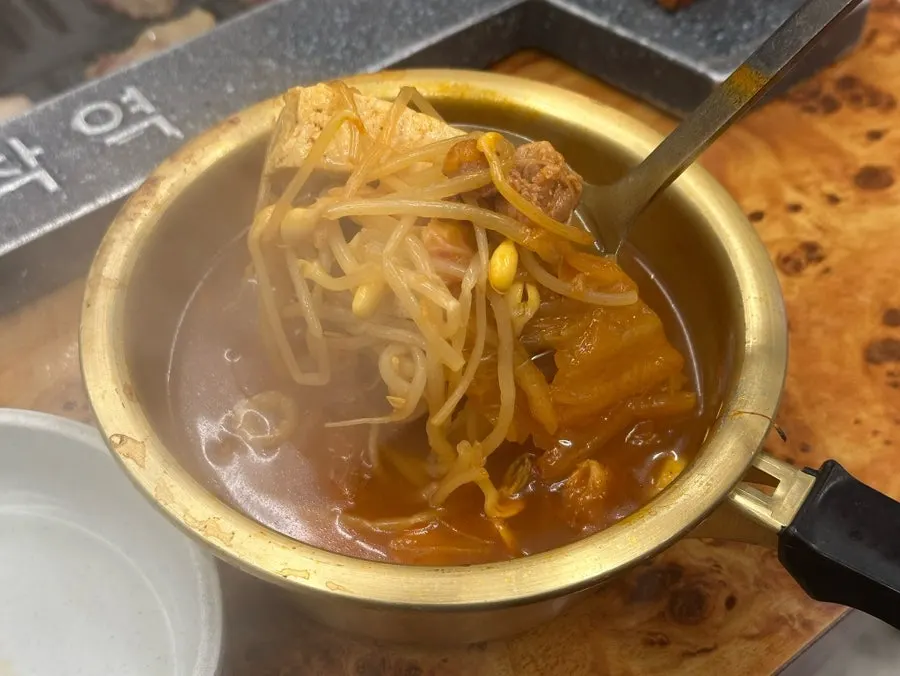 노릇하게 구워진 뭉텅 소금구이
