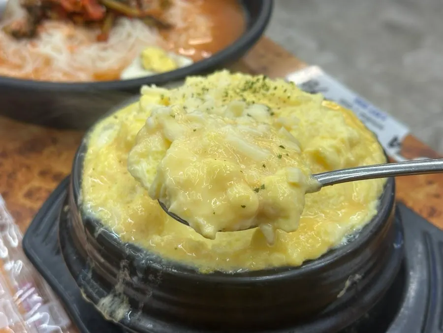 두부와 콩나물이 들어간 김치찌개 국물