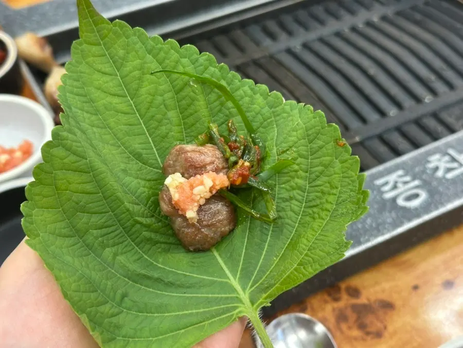육즙이 살아 있는 구워진 돼지고기