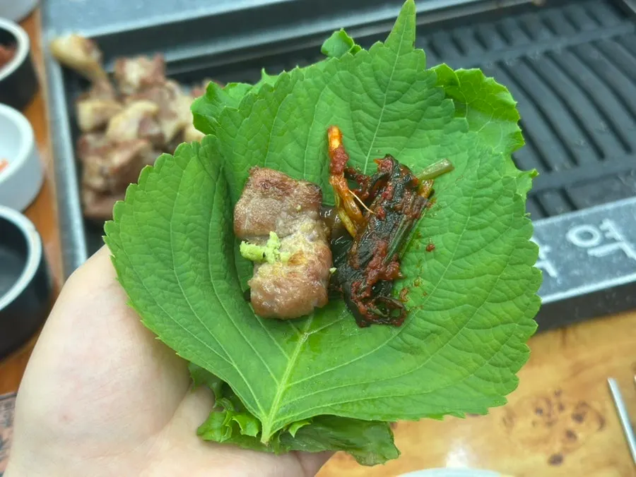 밑반찬과 함께 조합한 고기 쌈