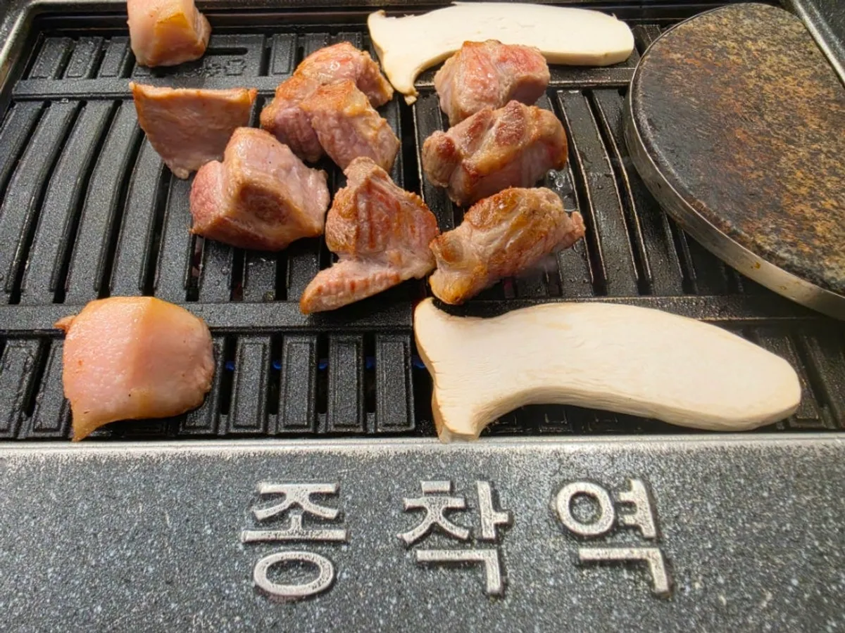 終着駅ムンテン塩焼き目最肉180gの生肉皿