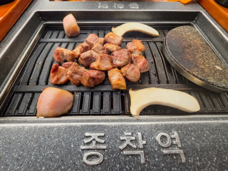 鉄板にのせた厚切りムンテン目最肉