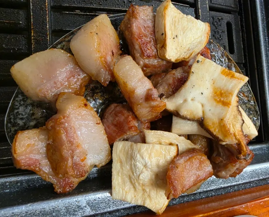 スタッフが目最肉を焼いてくれる様子