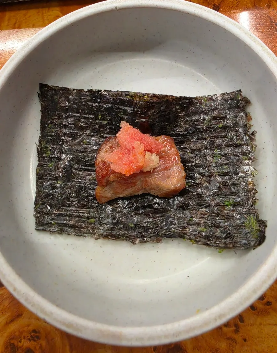こんがり焼けた目最肉の一切れ