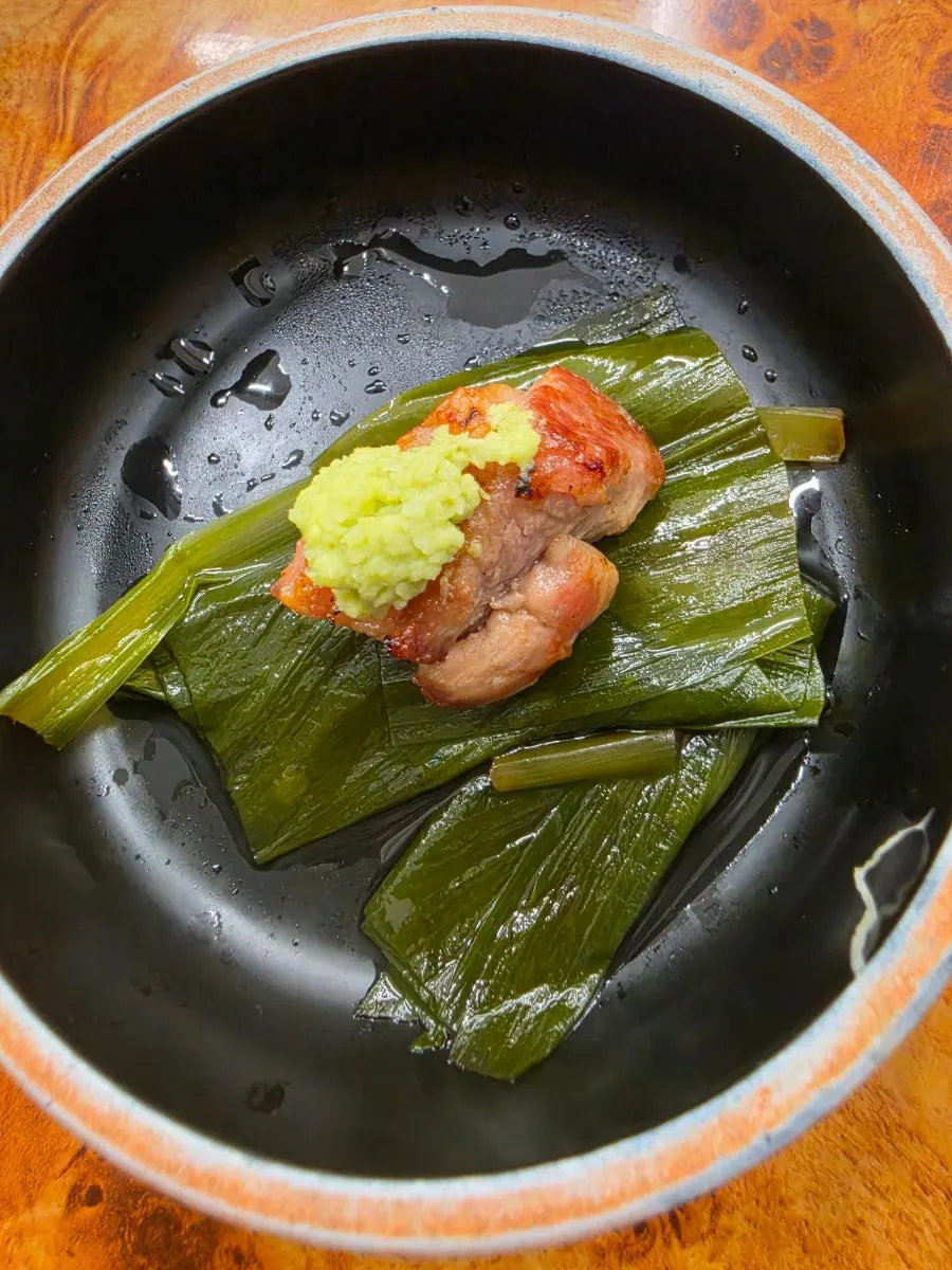 ミョンイナムルとわさびを添えた目最肉