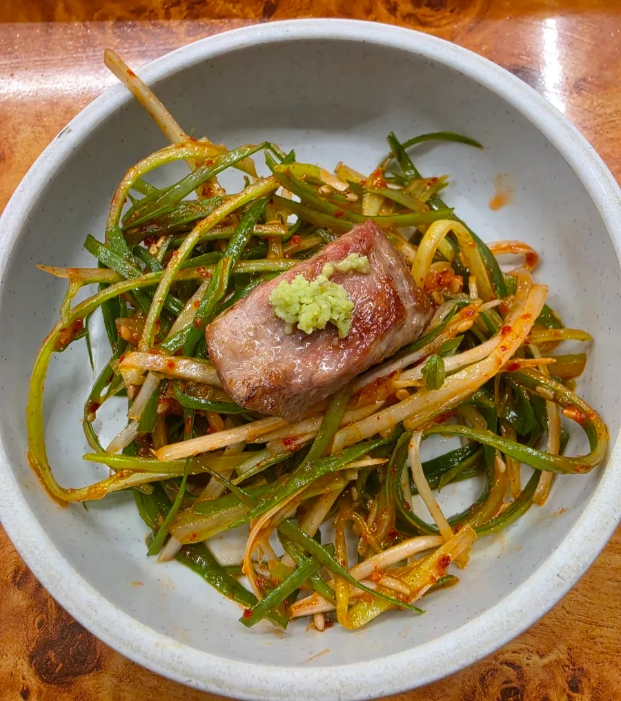 エゴマの葉に肉と漬物をのせた包み