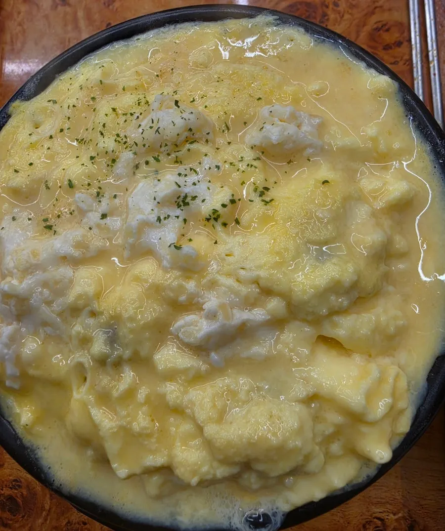 細切りネギと一緒に食べる目最肉
