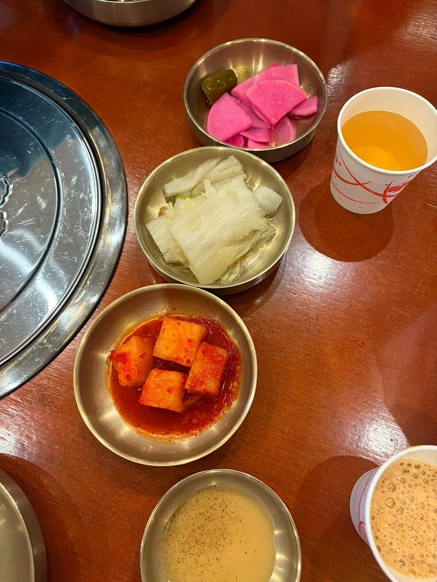 테이블에 놓인 태블릿 주문기