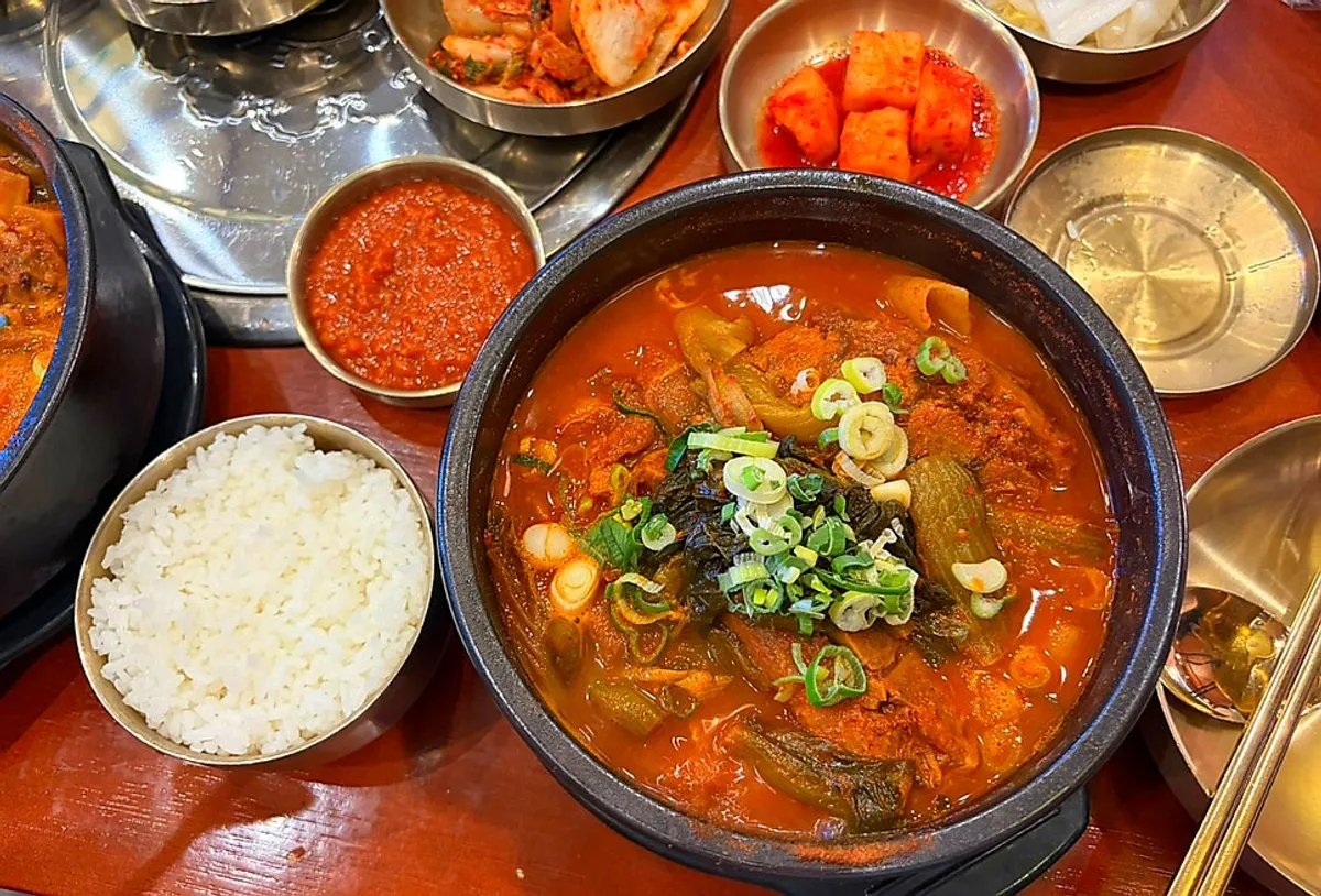 뼈해장국 메뉴가 적힌 메뉴판
