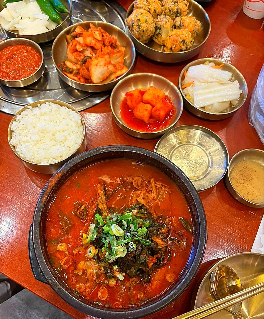 파와 우거지가 올라간 빨간 뼈해장국 뚝배기