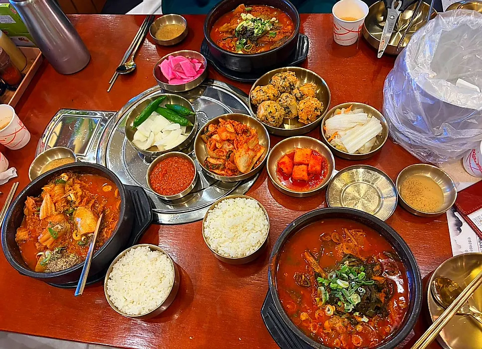 보글보글 끓는 뚝배기 해장국 국물