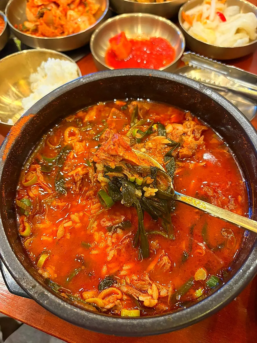 국물 머금은 우거지와 뼈에 붙은 고기