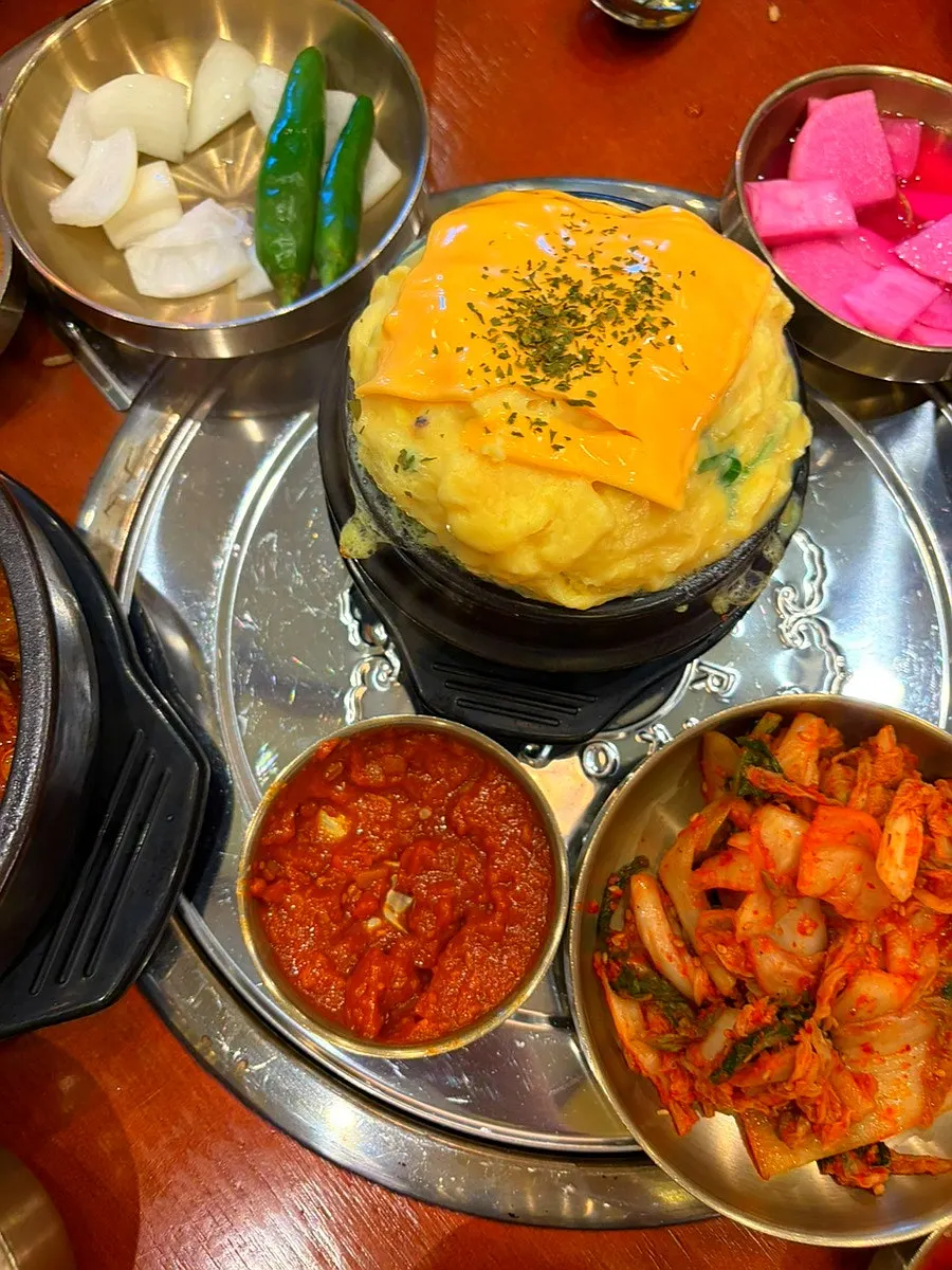 김치 종류별로 다른 뼈해장국 뚝배기