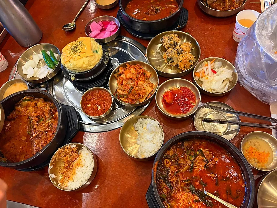 테이블에 나란히 놓인 여러 뚝배기 해장국