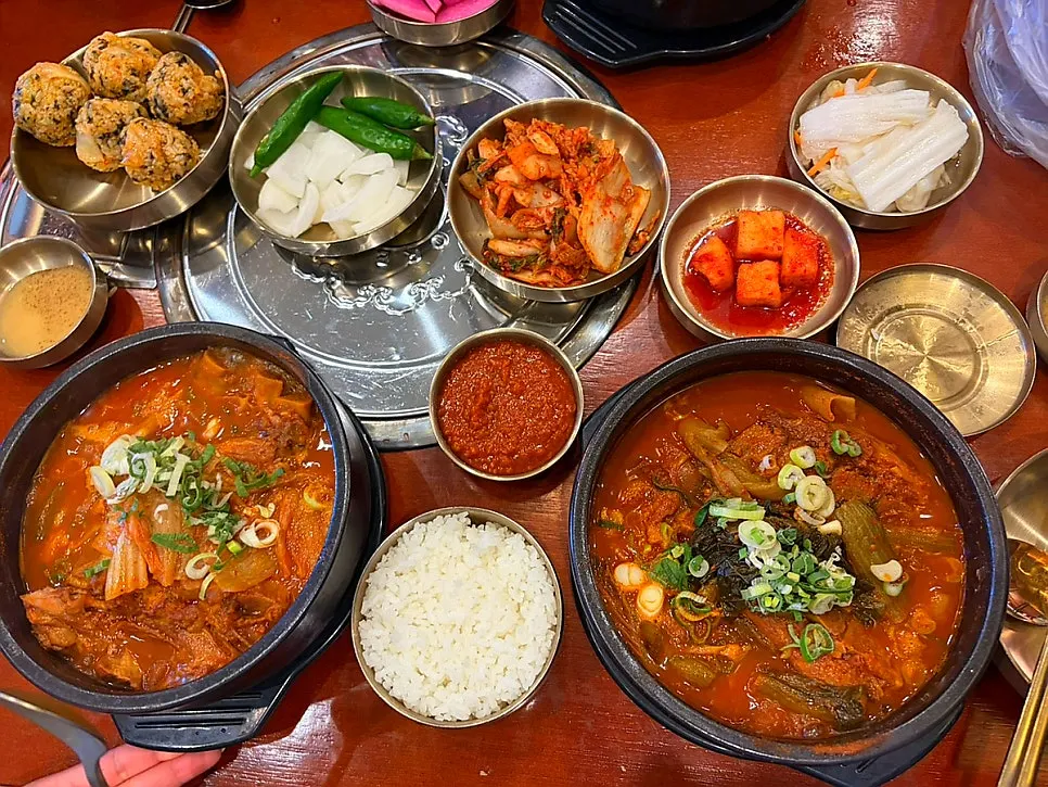 밥과 김치, 깍두기, 백김치를 곁들인 해장국 상차림