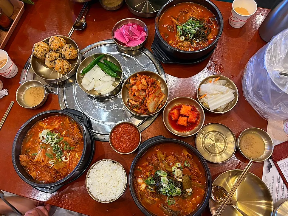 푸짐하게 차려진 인생감자탕 군산점 점심 한 상