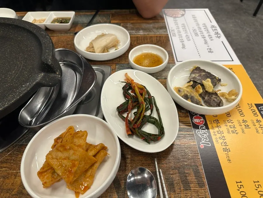 육회비빔밥과 한우곰탕 점심 가격표