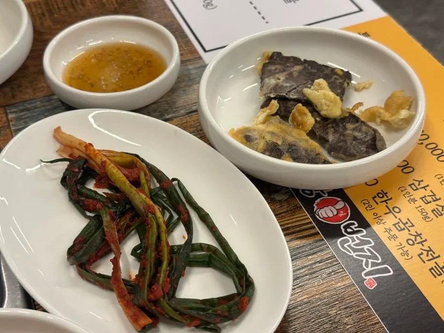 세팅된 테이블과 불판