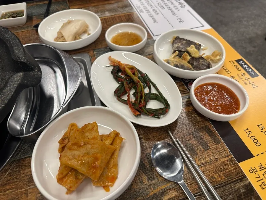 어묵볶음과 파김치 등 기본찬 한 상